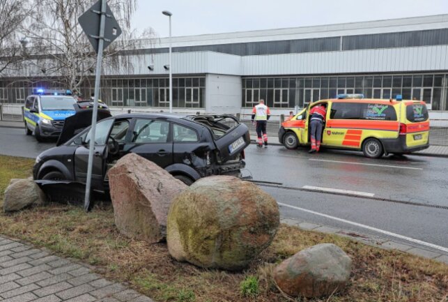 Das Notarztfahrzeug und der PKW wurden stark beschädigt Foto: Roland Halkasch