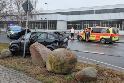 Notarztfahrzeug in Meißen crasht mit PKW - Das Notarztfahrzeug und der PKW wurden stark beschädigt Foto: Roland Halkasch