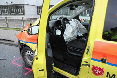 Notarztfahrzeug in Meißen crasht mit PKW - Das Notarztfahrzeug und der PKW wurden stark beschädigt Foto: Roland Halkasch