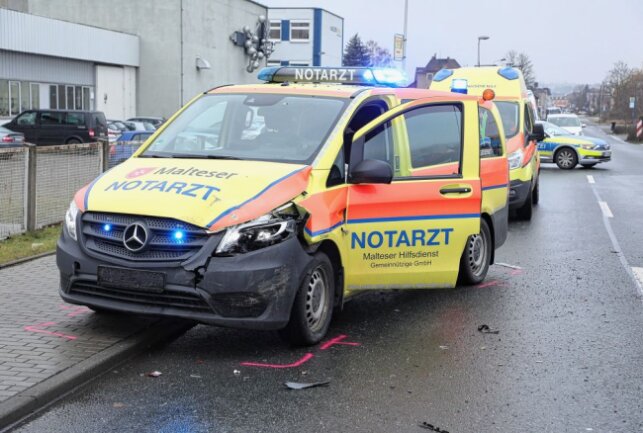 Das Notarztfahrzeug und der PKW wurden stark beschädigt Foto: Roland Halkasch