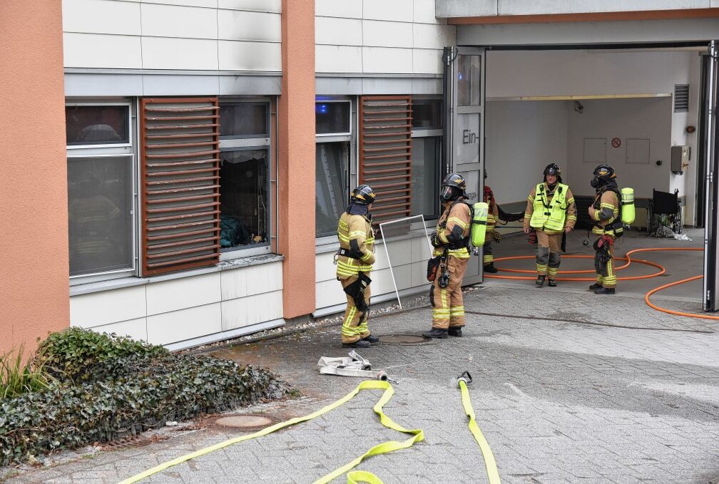 Notaufnahme in Stollberg nach Brand geschlossen - Bei dem Brand werden zwei Menschen verletzt. Foto: B&S