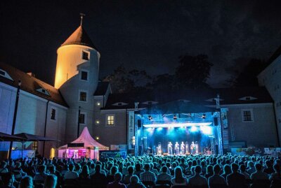 Notendealer spielen Ihr Heimspiel im Schlosshof - Freiberger Sommernächte Die Notendealer. Foto Marcel Schlenkrich