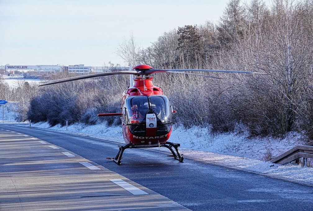 Notfall: Rettungshubschrauber landet auf der A4 - Auf der A4 kam es bei Wilsdruff zu einem medizinischen Notfall. Foto: Roland Halkasch