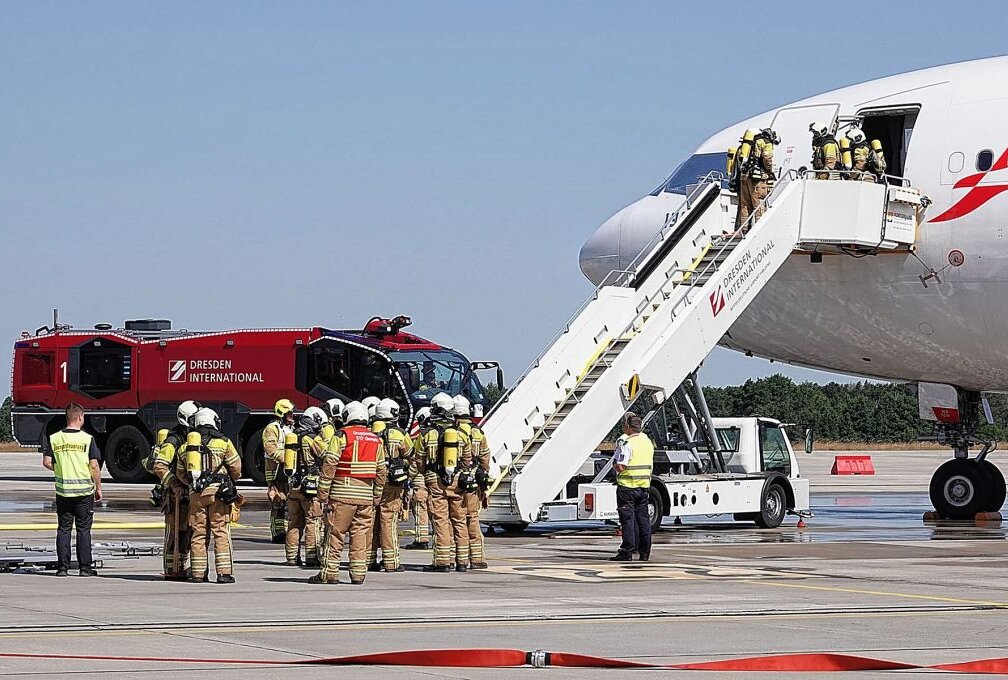 Heute simulierten am Flughafen Dresden Einsatzkräfte eine Notlage. Foto: Roland Halkasch