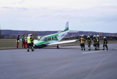 Notlandung auf dem Auerbacher Flugplatz: Cessna setzt unsanft auf - Eine Cessna hatte am Freitagabend Probleme bei der Landung. Foto: David Rötzschke