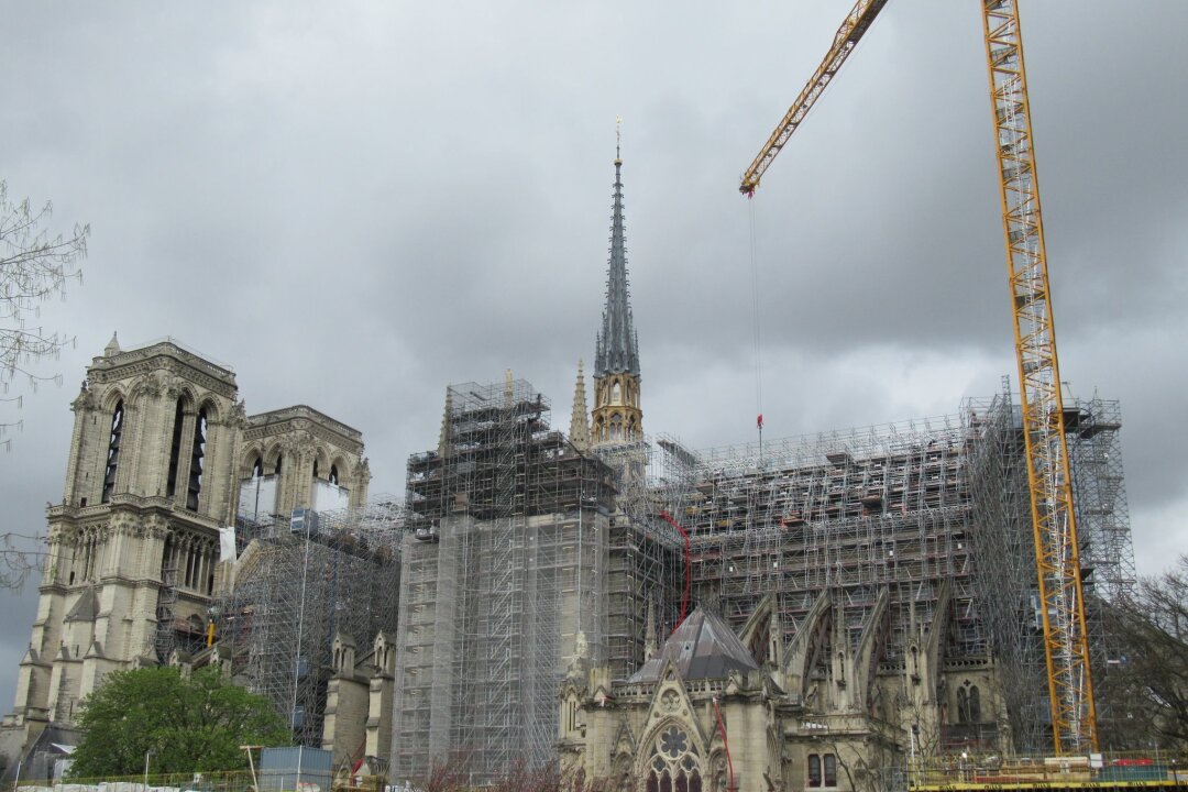 Notre-Dame erstrahlt für Olympia im neuen Glanz - Ein Gerüst mit mehr als 90 Metern Höhe verdeckt die Sicht auf die Kathedrale. Zur Olympia-Eröffnung soll davon nicht mehr viel zu sehen sein.