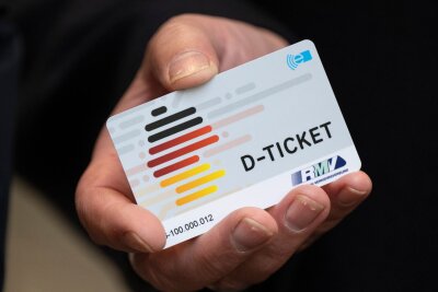 NRW will Zuschuss zum Deutschlandticket festschreiben - Das Deutschlandticket im Nah- und Regionalverkehr wird bald ein Jahr alt. Mehr als 11 Millionen Tickets wurden bisher verkauft.