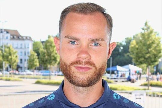Mittelfeldspieler Tobias Müller ist Kapitän des Chemnitzer FC. Im Moment laboriert er an einem Mittelhandbruch. Foto: Knut Berger