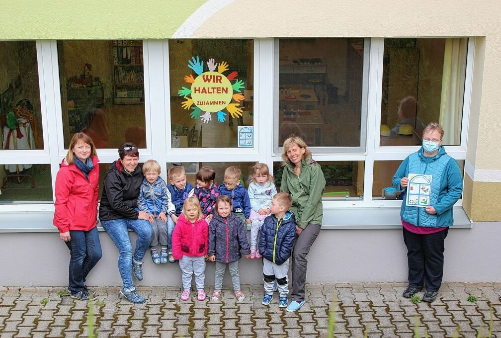 Erzieherinnen, Kinder und Katrin Mayerhoffer (re.) sind gleichermaßen stolz auf die kreativ gestalteten Fenster. Foto: Jana Kretzschmann