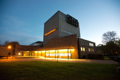 Das Schauspielhaus Chemnitz wird aktuell saniert. Solange ziehen die Stücke in den neuen Spinnbau Chemnitz um.