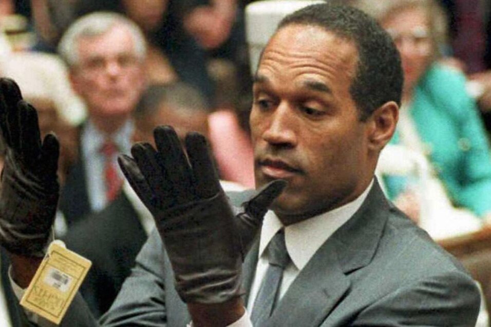 Der Schlüsselmoment im Prozess gegen O.J. Simpson: Der Angeklagte probiert in Gerichtssaal ein Paar Lederhandschuhe an - scheinbar passen sie ihm nicht.