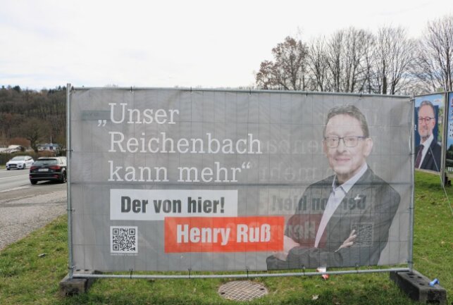 OB-Wahl in Reichenbach entschieden: Herausforderer Henry Ruß siegt - Mit dem Slogan "Der von hier!" gewinnt Henry Ruß die Wahl zum OB in Reichenbach.Fotos: Simone Zeh