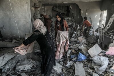 "Obdachlose ohne Zukunft" in Gaza - Palästinenserinnen suchen in einem zerstörten Haus in Rafah nach Habseligkeiten.