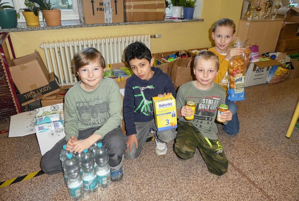Oberfrohnaer Kinder unterstützen Ukraine-Flüchtlinge - Die Grundschüler zeigen einen kleinen Teil der gesammelten Spenden für die Ukraine. Foto: A.Büchner