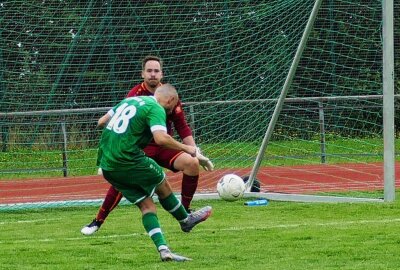 Oberliga-Aufsteiger Marienberg arbeitet am Feinschliff - Hier fällt eins der beiden Tore für Oelsnitz. Foto: Andreas Bauer
