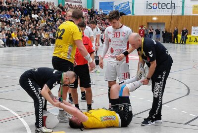 Oberlosa gewinnt im hitzigen Derby gegen die Einheit - Hier gibt's Impressionen vom größten Handballduell, welches es seit fast 100 Jahren in Plauen gibt. Fotos: Karsten Repert