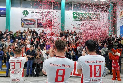 Oberlosa gewinnt im hitzigen Derby gegen die Einheit - Hier gibt's Impressionen vom größten Handballduell, welches es seit fast 100 Jahren in Plauen gibt. Fotos: Karsten Repert