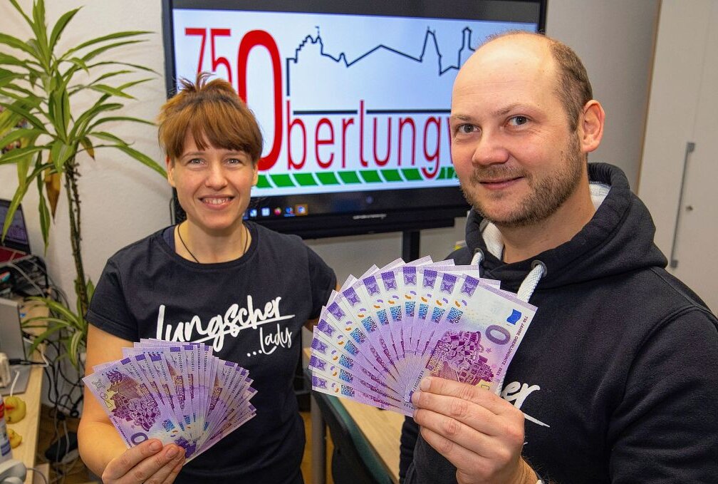 Oberlungwitz hat jetzt einen Null-Euro-Schein - Franziska Höfer und Thomas Hetzel mit den besonderen Banknoten. Foto: Markus Pfeifer
