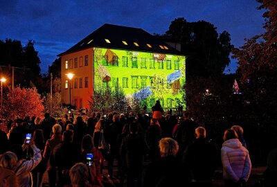 Oberlungwitz leuchtet zum Jubiläum - Die Fassade des "Meisterhauses" an der Hofer Straße ist Schauplatz einer aufwendigen Licht- und Lasershow. Foto: Markus Pfeifer
