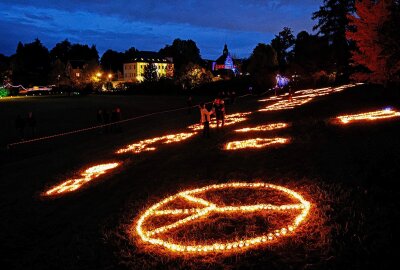 Oberlungwitz leuchtet zum Jubiläum - Beim "Lungscher-Lichter-Legen" entstanden viele Motive, darunter auch ein riesiges "Peace"-Zeichen als Hoffnung für mehr Frieden. Foto: Markus Pfeifer
