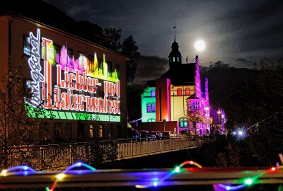 Oberlungwitz leuchtet zum Jubiläum - Am Sonnabend sorgte der Mond für zusätzliches Flair am Festgelände. Foto: Markus Pfeifer