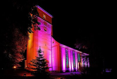 Oberlungwitz leuchtet zum Jubiläum - Die leuchtende Martinskirche von Oberlungwitz. Foto: Markus Pfeifer