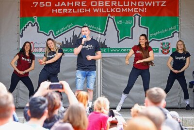 Oberlungwitz startet schwungvoll in seine Jubiläumswoche - Die Präsentationen des "Lungscher Liedes" am ersten Festtag. Foto: Markus Pfeifer