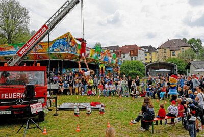 Oberlungwitz startet schwungvoll in seine Jubiläumswoche - Artistische Vorführungen an einem ausrangierten Feuerwehrauto kamen gut an. Foto: Markus Pfeifer