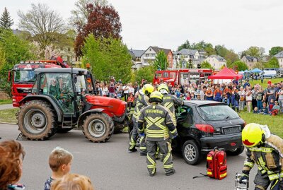 Oberlungwitz startet schwungvoll in seine Jubiläumswoche - Die Schauübung der Oberlungwitzer Feuerwehr sorgte für viel Interesse, genau wie die "Blaulicht-Meile" im Hintergrund. Foto: Markus Pfeifer