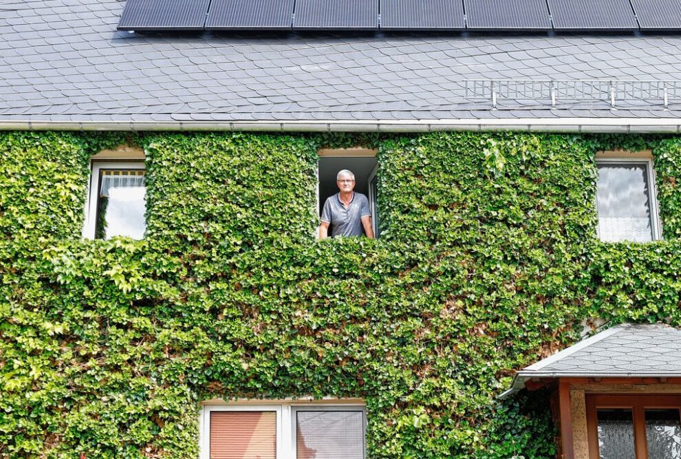 Matthias Beyer setzt auf Fassadengrün und Solartechnik. Foto: Markus Pfeifer 