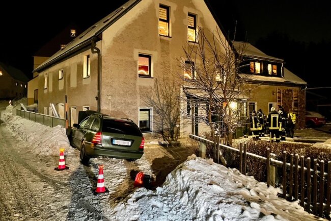 Ein Mercedes kam auf winterglatter Straße von der Fahrbahn ab und krachte in ein Haus.