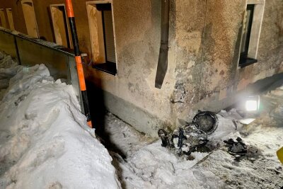 Ein Mercedes kam auf winterglatter Straße von der Fahrbahn ab und krachte in ein Haus.