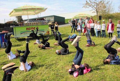 Obstlehrpfadfest auf der Streuobstwiese der Firma Heide in Siebenlehn - Die Schulkinder bei ihrem Tanz auf der Wiese. Foto: Renate Fischer
