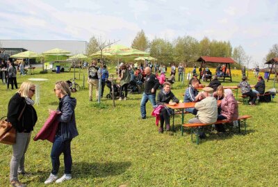 Obstlehrpfadfest auf der Streuobstwiese der Firma Heide in Siebenlehn - Die Siebenlehner auf ihrem Fest. Foto: Renate Fischer