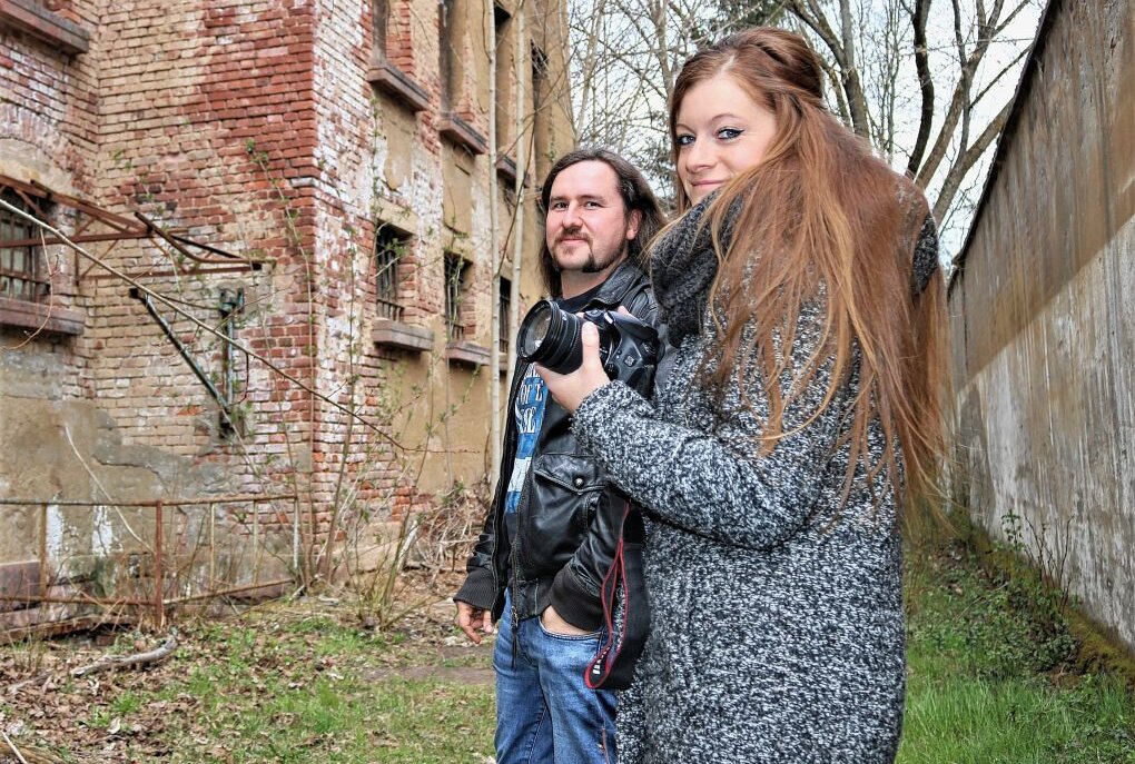 Alice Bergmann (r.) und ihr Mann Denny Bergmann nutzten die Möglichkeit, hinter die Mauern des ehemaligen Gefängnisses Oederan zu schauen. Foto: Knut Berger