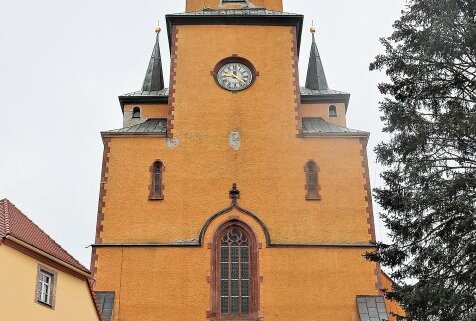 Rund um die Oederaner Kirche befinden sich zahlreiche Geschäfte. Foto: Knut Berger 