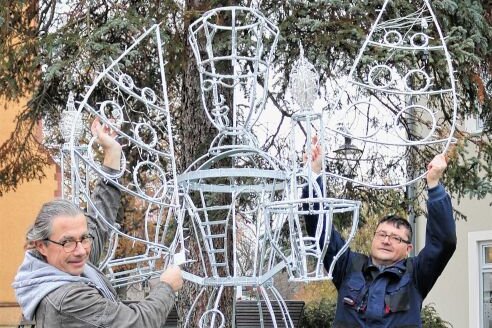 Oederaner Lichterengel sorgt für Adventsstimmung - Rolf Büttner (l.) und Marco Metzler haben den Engel vor Ort montiert. Foto: Knut Berger