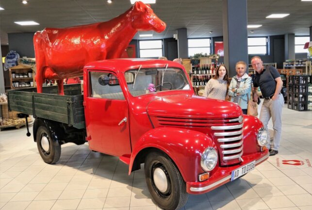 Oederaner Regionalmarkt hat am Samstag eröffnet - Ein roter Framo mit einer roten Kuh bildet den Blickfang im großen Verkaufsraum. Foto: Knut Berger