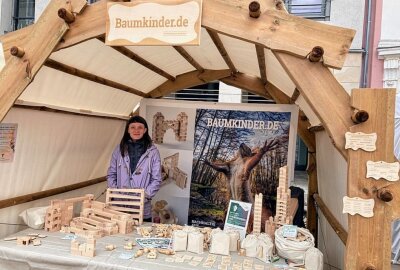 Ökologisch wertvolles Holzspielzeug von einem Chemnitzer Start-up - Josephine Leistner am Stand von "Baumkinder". Am 9. Oktober ist das Start-Up beim Chemnitzer Drachenfest am Stausee zu erleben. Foto: S. Hofmann