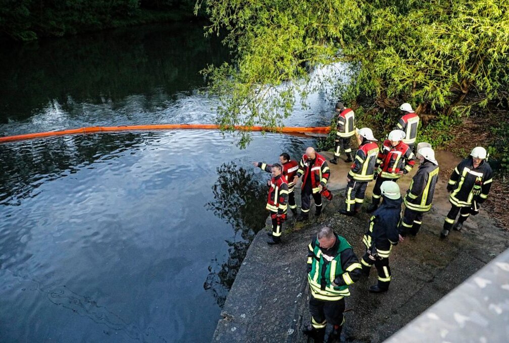 Ölfilm auf Zwickauer Mulde - Freiwillige Feuerwehren bringen Ölsperre in Mulde ein. Foto: ChemPic
