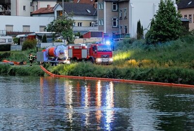 Ölfilm auf Zwickauer Mulde - Freiwillige Feuerwehren bringen Ölsperre in Mulde ein. Foto: ChemPic
