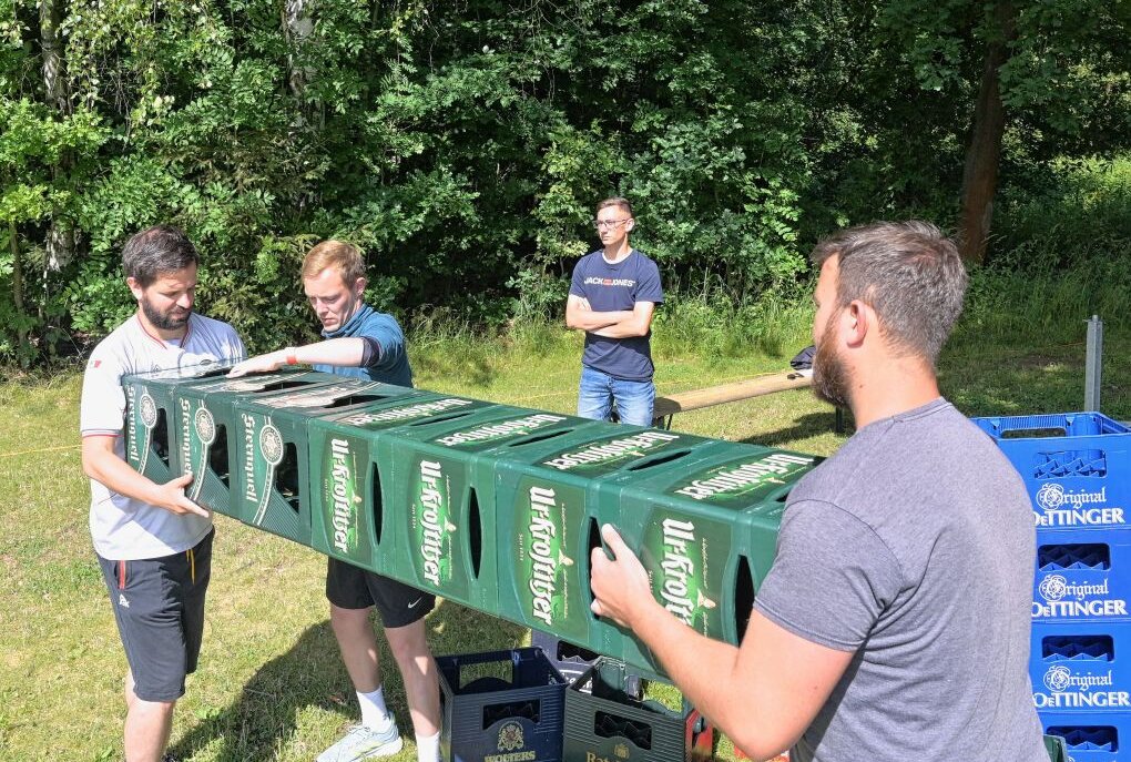 Oelsnitz: Idee aus Netzwerktreffen trägt erste Früchte - Beim Bierkästen halten: im Bild vorn rechts Bürgermeister Thomas Lein. Foto: Ralf Wendland