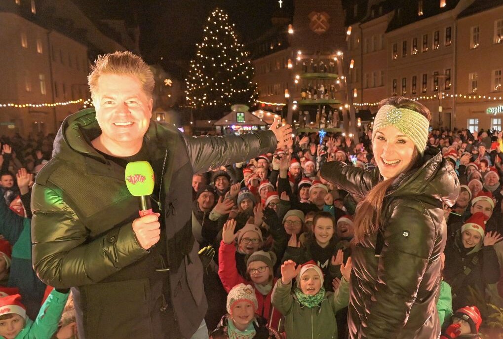 Oelsnitz läutet am Wochenende die Adventszeit ein - Sarah von Neuburg und Lars-Christian Karde aus der "MDR JUMP Morningshow" kommen mit der "MDR JUMP Weihnachtsmark-Tour" in diesem Jahr nach Oelsnitz. Foto: Ralf Wendland