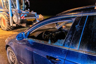 Oelsnitz: Traktor angezündet und Fahrzeuge zerstört - Zusammenhang mit Bauernprotesten? - Auf dem Gelände wurden verschiedene Fahrzeuge beschädigt. Foto: André März