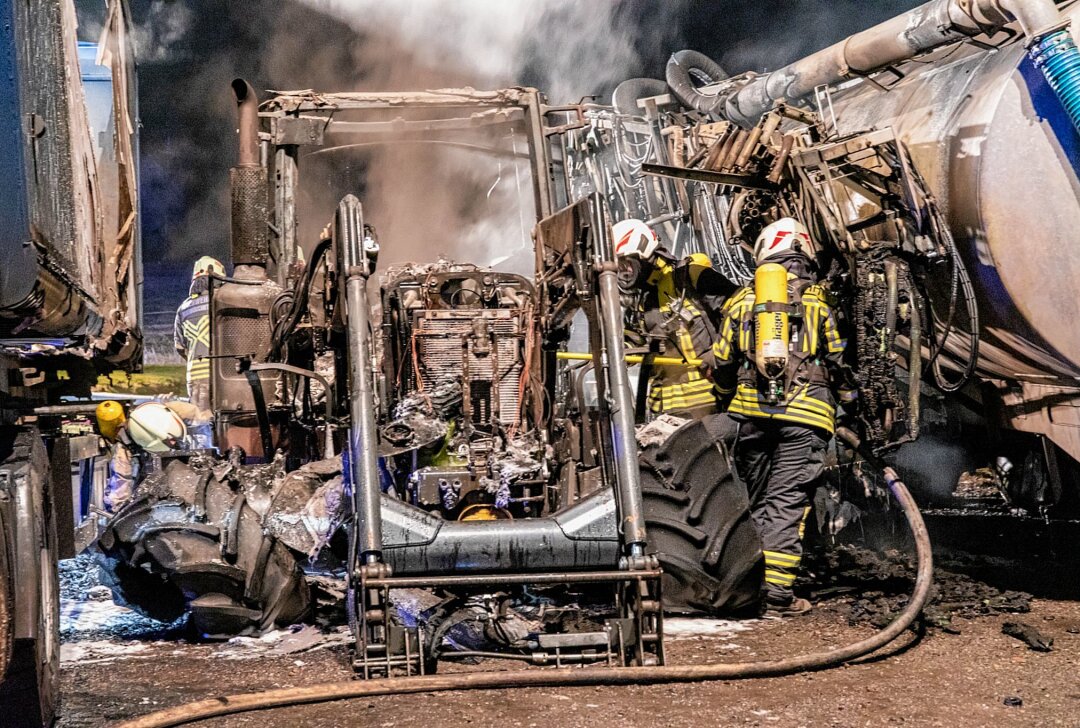 Oelsnitz: Traktor angezündet und Fahrzeuge zerstört - Zusammenhang mit Bauernprotesten? - Über 80 Einsatzkräfte waren vor Ort. Foto: André März