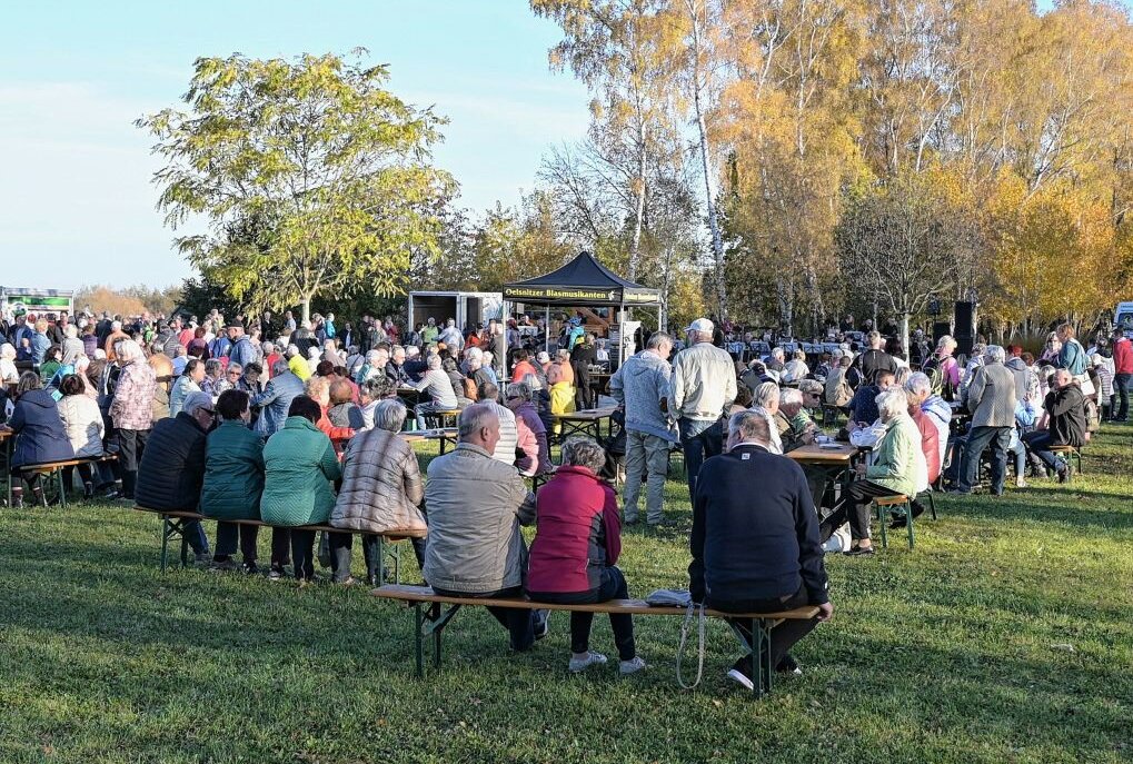 Oelsnitzer Blasmusikanten haben Herbstkonzert gegeben - Die Oelsnitzer Blasmusikanten haben im Bürger- und Familienpark in Oelsnitz ein Herbstkonzert gegeben, was gut besucht war. Foto: Ralf Wendland