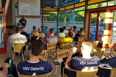 Oelsnitzer Volleyballer starten in die neue Drittliga-Saison - Hier ein paar Eindrücke von der von der Mannschaftspräsentation im Glashaus des Elstergartens. Fotos: Karsten Repert 
