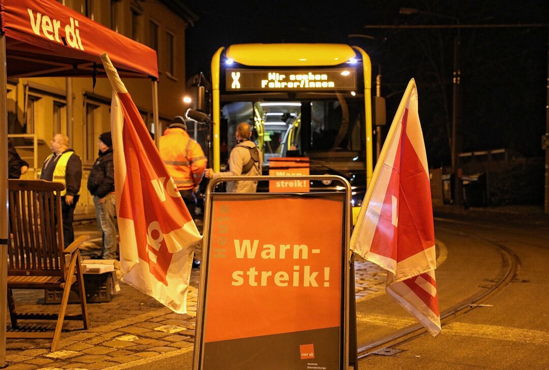 ÖPNV-Streik: Tausende Beschäftigte fordern bessere Arbeitsverhältnisse - Die Fahrerinnen und Fahrer des ÖPNV in Dresden streiken. Foto: Roland Halkasch