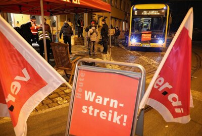 ÖPNV-Streik: Tausende Beschäftigte fordern bessere Arbeitsverhältnisse - Der Streik wird von 1.400 Angestellten des DVB und DVS getragen. Foto: Roland Halkasch
