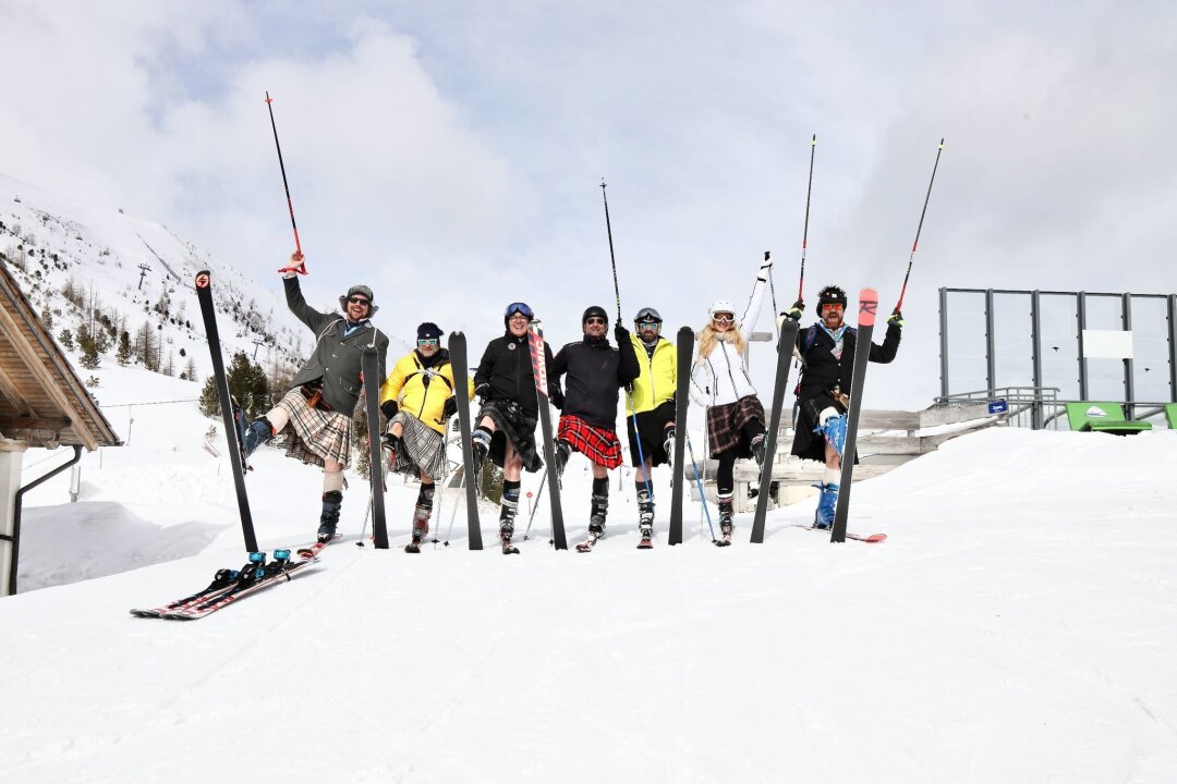 Österreich sucht den Schneeballschlacht-Meister - Kilt-Skitag in den Nockbergen: Statt im dicken Skianzug geht's für Wintersportler im Rock über die Pisten. (zu dpa: "Österreich sucht den Schneeballschlacht-Meister")